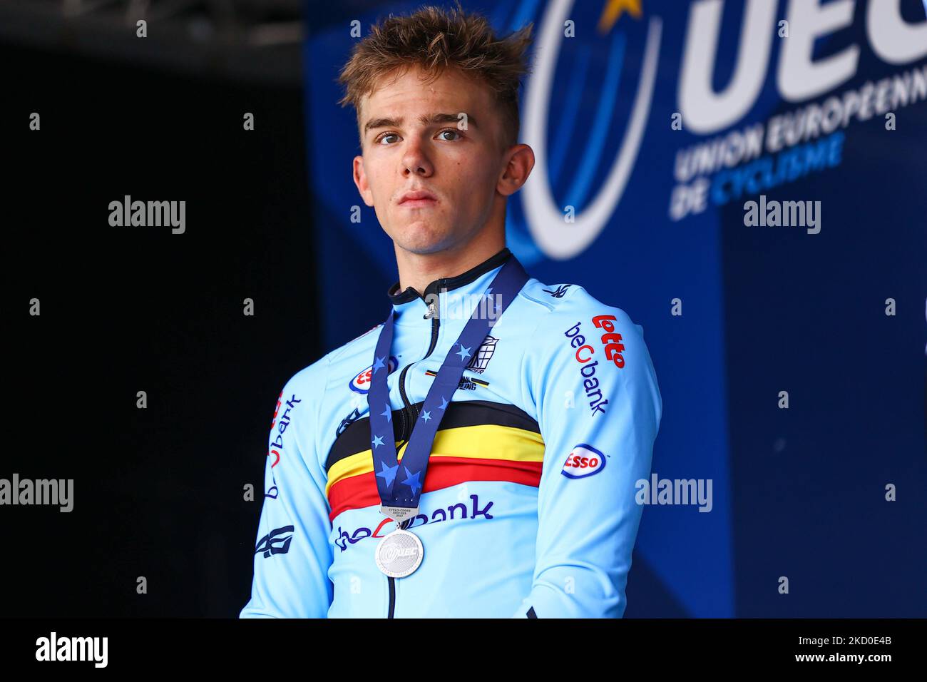 Le Belge Thibau Nys est abattu après la course masculine de U23 aux Championnats d'Europe de cyclisme cycliste, samedi 05 novembre 2022, à Namur, Belgique. BELGA PHOTO DAVID PINTENS Banque D'Images