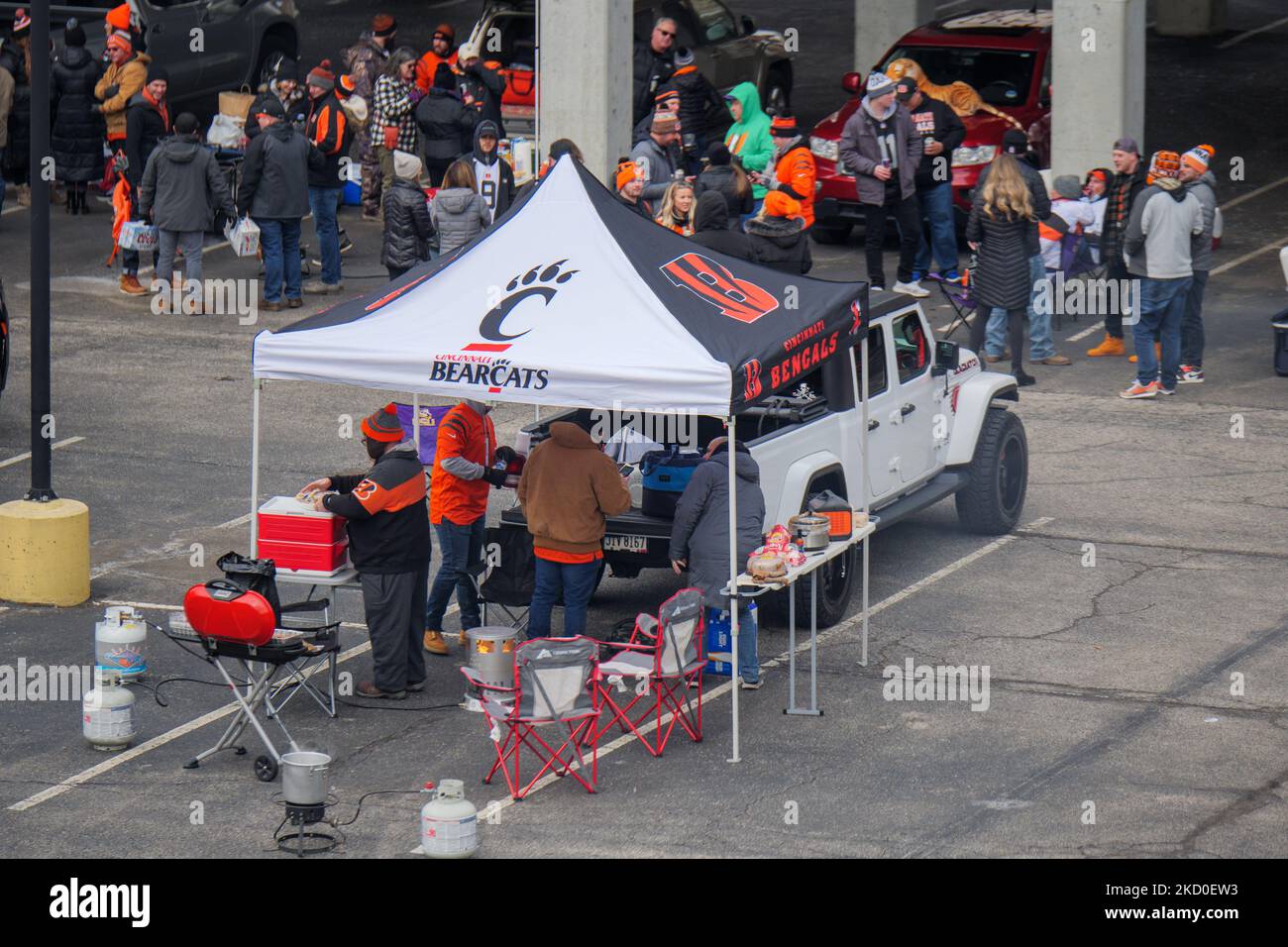 Les fans de football sont vus près du stade Paul Brown avant le début du match de l'AFC Wild Card NFL entre les Bengals de Cincinnati et les Raiders de Las Vegas, le samedi, 15 janvier 2022, à Cincinnati, Ohio, États-Unis. (Photo de Jason Whitman/NurPhoto) Banque D'Images