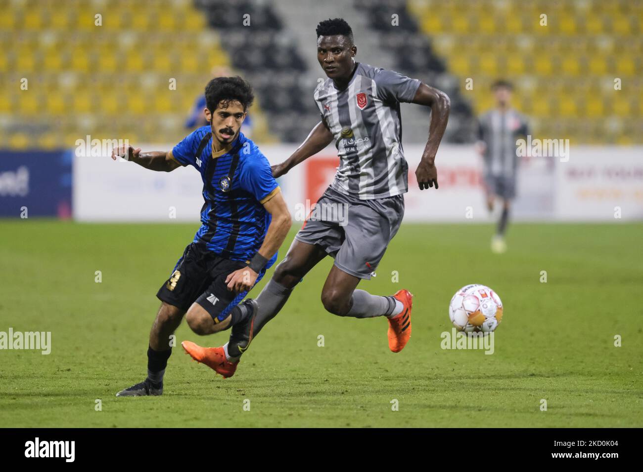 Michael Olunga (14) d'Al Duhail et Ahmed Al-Minhali (3) d'Al Sailiya ont suivi le ballon lors du match de la QNB Stars League au stade Suheim Bin Hamad à Doha, Qatar, le 17 janvier 2022. (Photo de Simon Holmes/NurPhoto) Banque D'Images