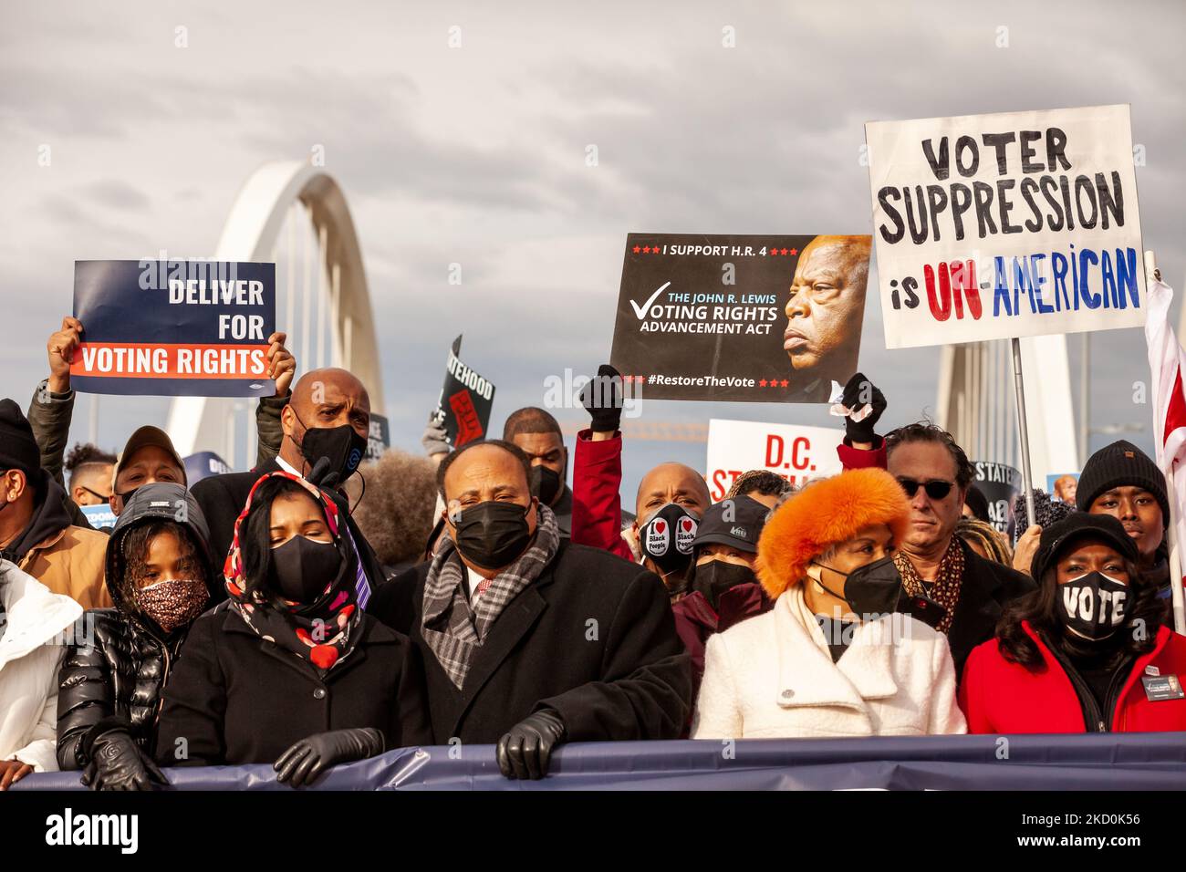 La marche de la paix de DC pour le droit de vote traverse le pont Frederick Douglass Memoria à l'occasion de la journée Martin Luther King Jr. Martin Luther King III, Arndrea Waters King, Yolanda Renee King et d'autres responsables des droits civils se sont joints cette année à la Marche de la paix pour le droit de vote. La famille King a demandé aux Américains de ne pas célébrer l'anniversaire de MLK Jr. Si le Sénat n'avait pas encore adopté de loi pour protéger le droit de vote, mais de prendre des mesures pour mettre fin à la suppression des électeurs. Le Frederick Douglass Memorial Bridge a été choisi pour souligner le message que si le Congrès peut créer une exception à l'obstruction parlementaire à passer Banque D'Images