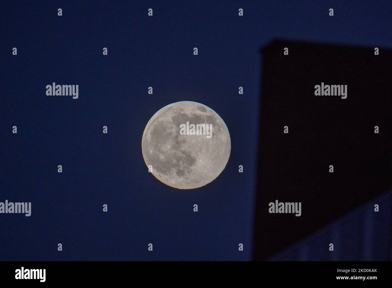 Full Wolf Moon aux pays-Bas illumine le ciel d'hiver clair de janvier. La  première pleine lune de 2022, la Lune du Loup s'élève et éclaire le ciel  hollandais dans un quartier résidentiel