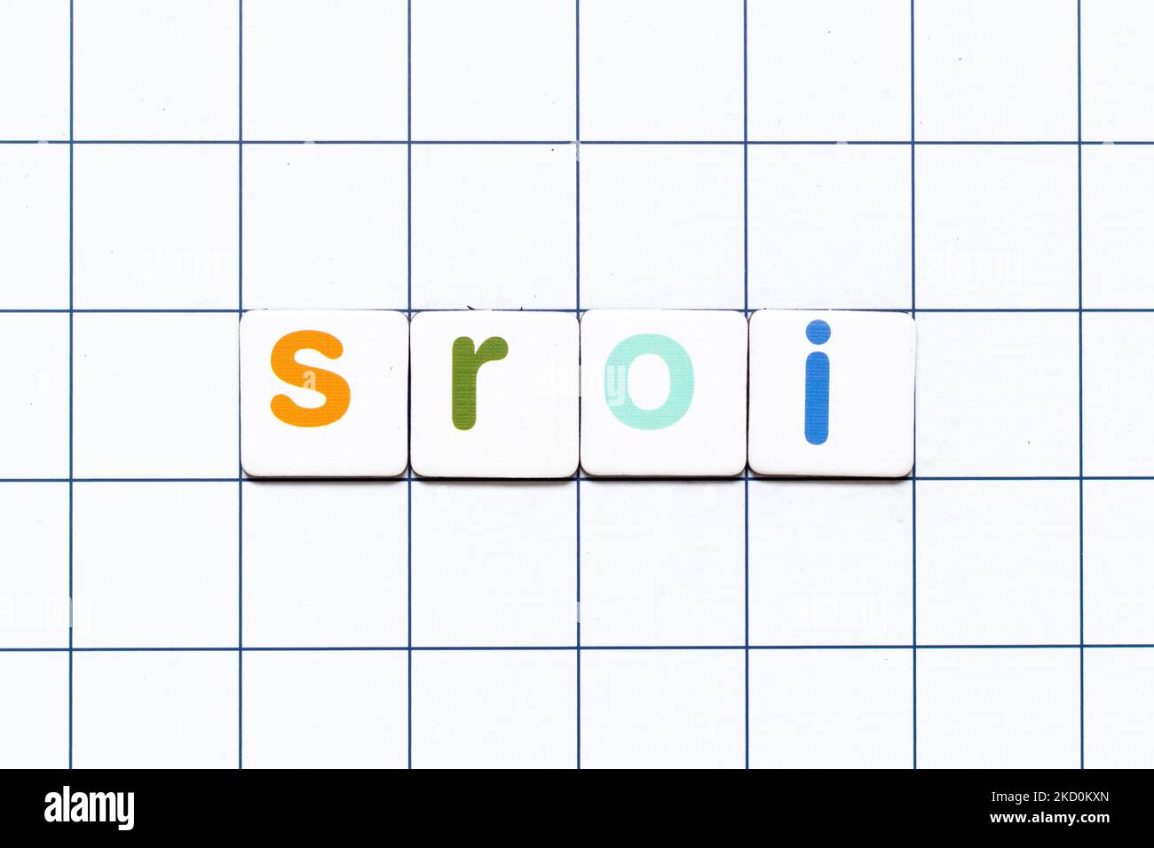 Lettre en mosaïque colorée dans le mot SROI (abréviation du retour sur investissement social) sur fond blanc Banque D'Images