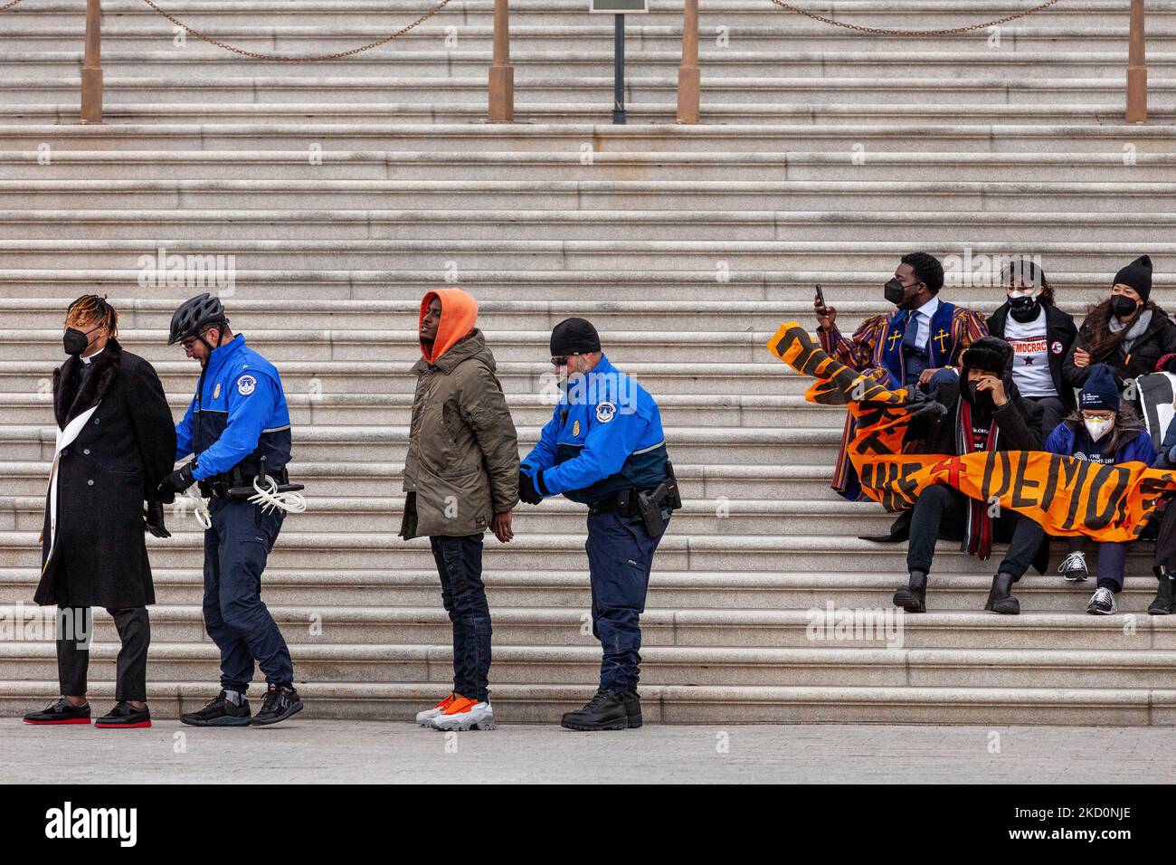 La police du Capitole a arrêté et menotté les chefs religieux et les étudiants en grève de la faim pour avoir été assis sur les marches de la chambre du Sénat au Capitole des États-Unis dans une action de désobéissance civile pour le droit de vote. Ils exigent l'adoption de la loi John Lewis sur l'avancement des droits de vote afin de protéger le droit de vote. C'est le résultat de l'adoption de lois de restriction du vote dans 19 États au cours de la dernière année. (Photo d'Allison Bailey/NurPhoto) Banque D'Images