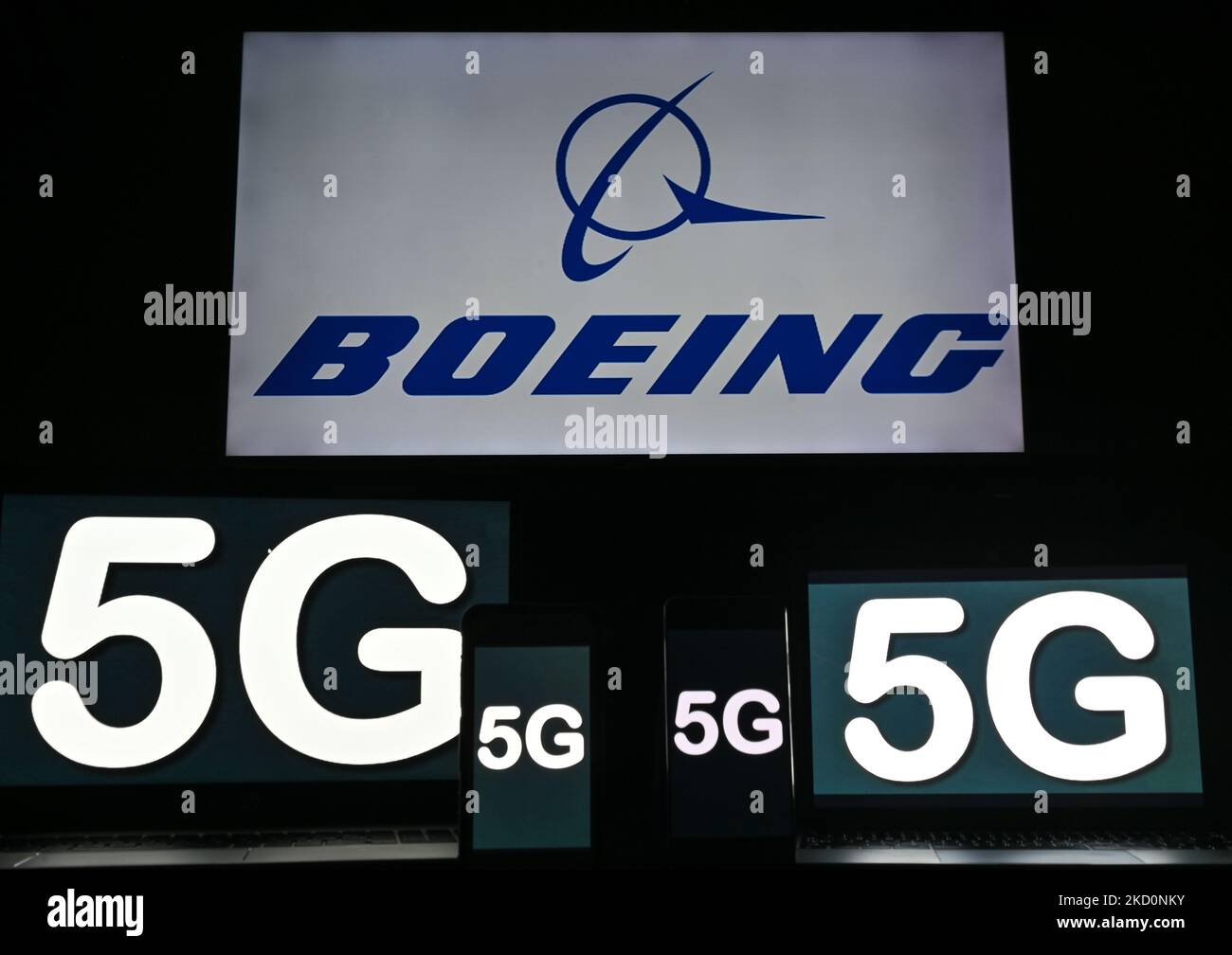 Images du panneau 5G affiché sur les écrans des téléphones portables et des ordinateurs devant le logo Boeing affiché sur l'écran du téléviseur. Mardi, 18 janvier 2021, à Edmonton, en Alberta, Canada. (Photo par Artur Widak/NurPhoto) Banque D'Images