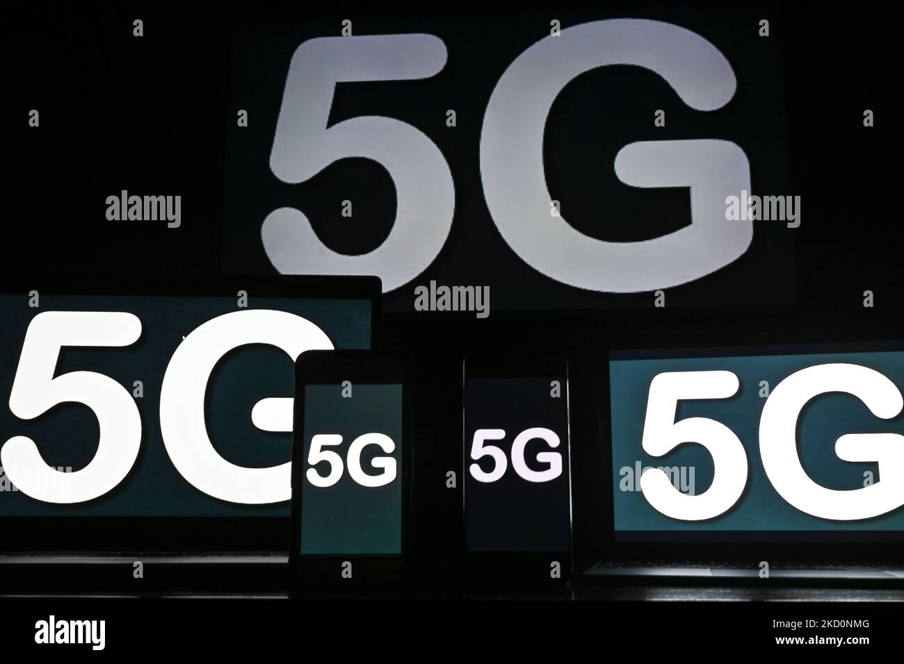 Images du panneau 5G affiché sur les écrans des téléphones mobiles et des ordinateurs . Mardi, 18 janvier 2021, à Edmonton, en Alberta, Canada. (Photo par Artur Widak/NurPhoto) Banque D'Images