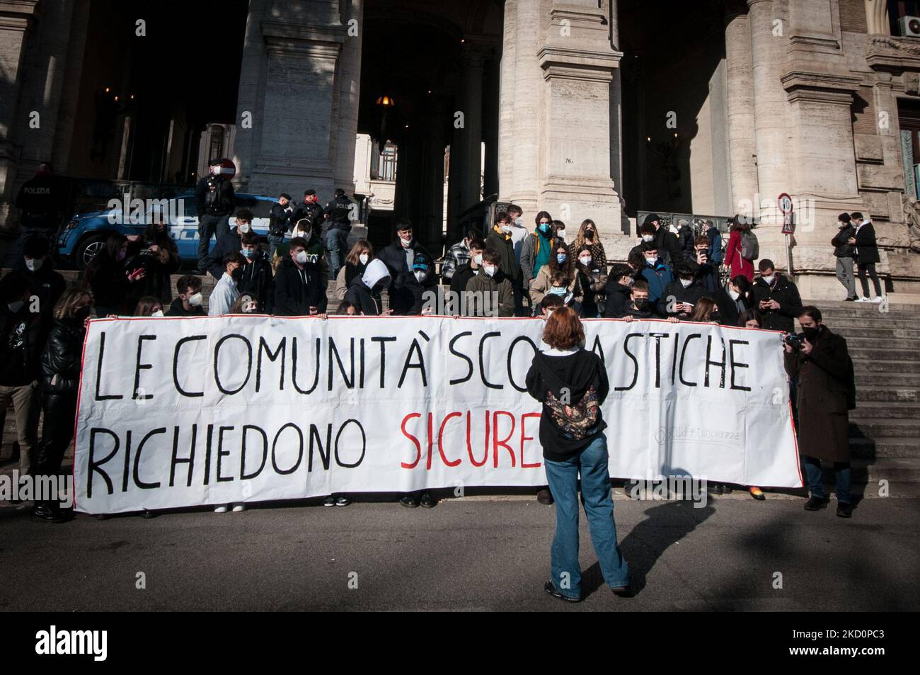 Des étudiants protestent devant le Ministère de l'éducation (MIUR) pour demander au Ministre Patrizio Bianchi la distribution d'équipements de protection individuelle (EPI) et d'autres mesures préventives contre l'infection à Covid-19. On 18 janvier 2022 à Rome, Italie. (Photo par Andrea Ronchini/NurPhoto) Banque D'Images