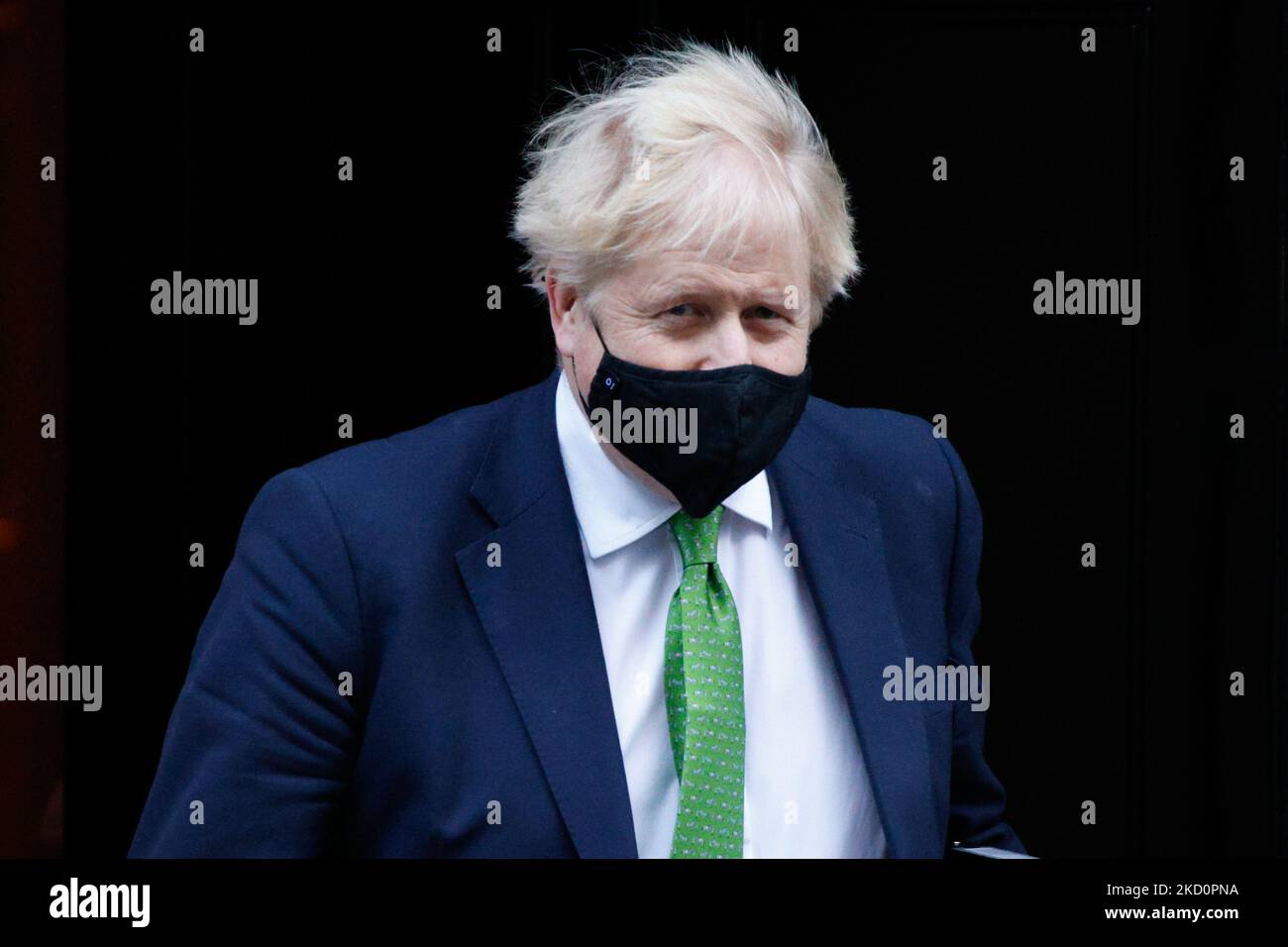 Le Premier ministre britannique Boris Johnson quitte le 10 Downing Street pour sa comparution hebdomadaire des questions du Premier ministre (PMQ) à la Chambre des communes à Londres, en Angleterre, sur 19 janvier 2022. (Photo de David Cliff/NurPhoto) Banque D'Images