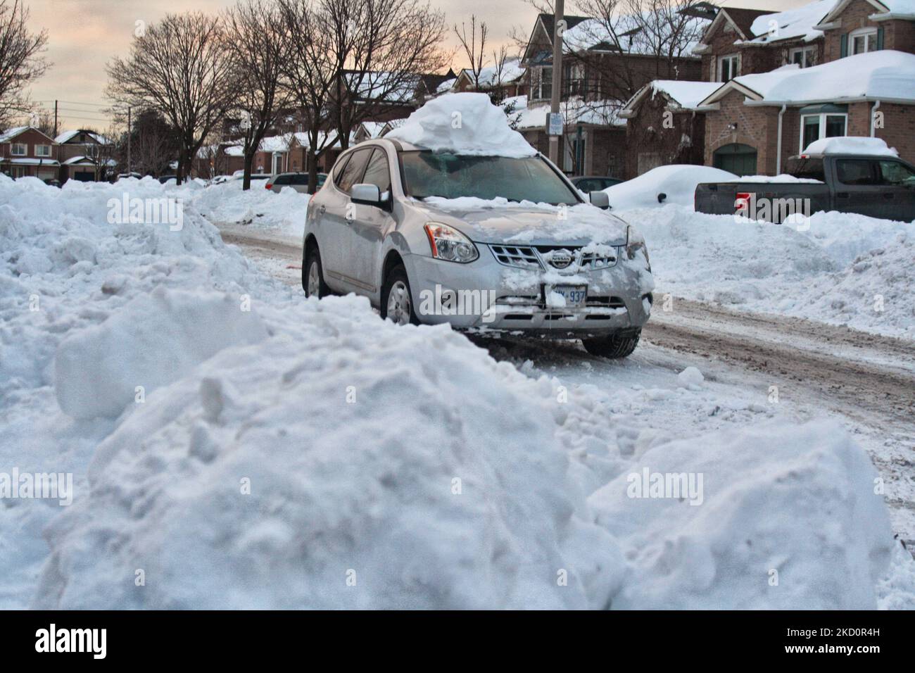 On voit des montagnes de neige devant les maisons de Toronto, Ontario, Canada, on 18 janvier 2022, après une tempête de neige massive d'hier. Selon Environnement Canada, la tempête couvrait la ville en chutes de neige de 30 à 45 centimètres (un mois de neige tombant en une seule journée). (Photo de Creative Touch Imaging Ltd./NurPhoto) Banque D'Images