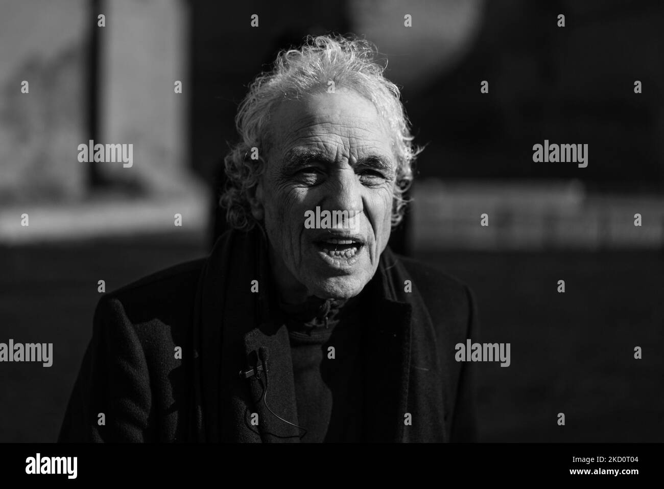 (NOTE DES ÉDITEURS : l'image a été convertie en noir et blanc.) Le directeur Abel Ferrara et le poète Gabriele Tinti assistent à la lecture par Abel Ferrara des poèmes de Gabriele Tinti à terme di Caracalla on 19 janvier 2022 à Rome, en Italie. (Photo par Luca Carlino/NurPhoto) Banque D'Images