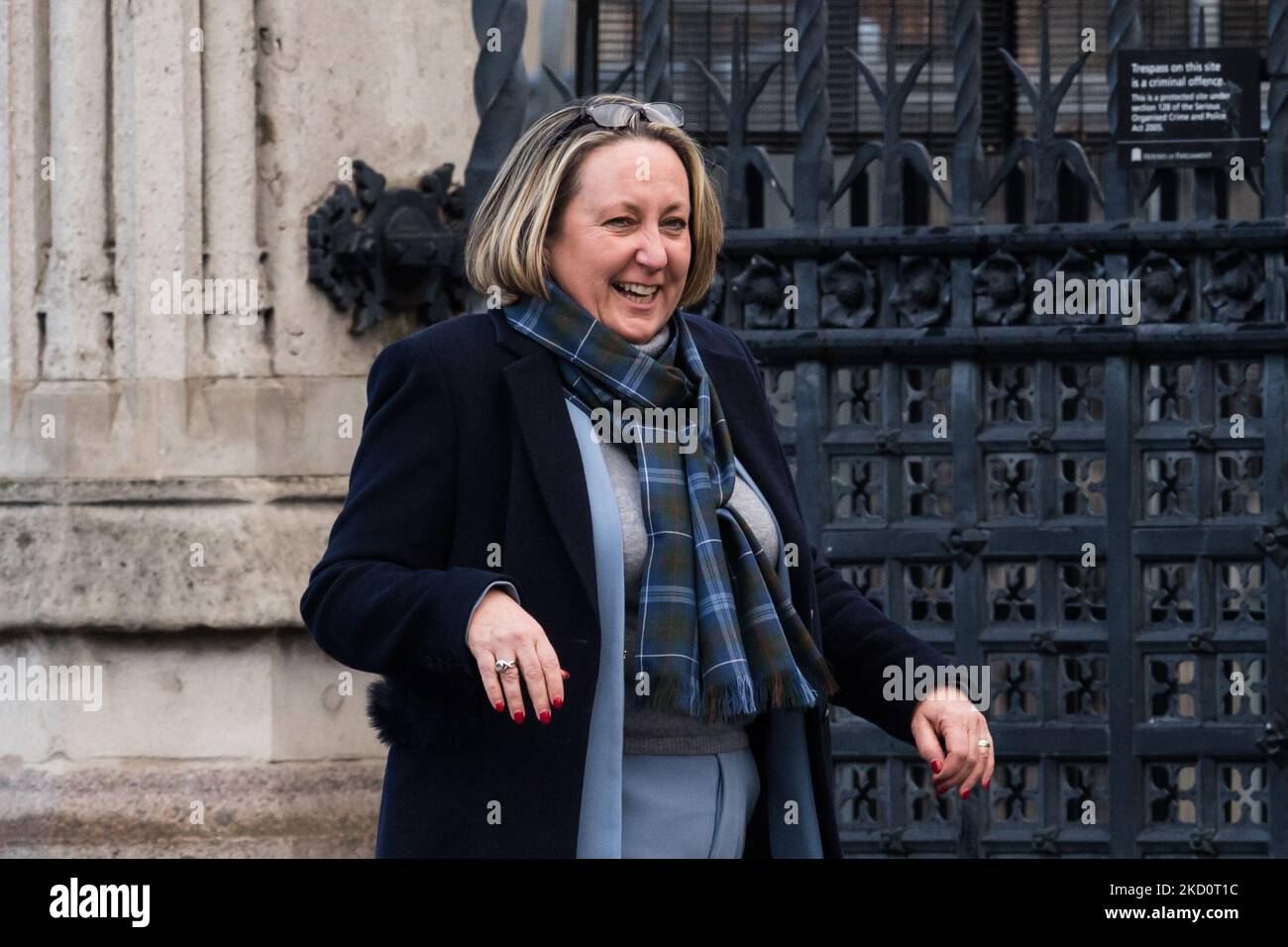 LONDRES, ROYAUME-UNI - le 19 JANVIER 2022 : la secrétaire d'État au Commerce international et présidente de la Chambre de commerce Anne-Marie Trevelyan se promène devant les chambres du Parlement sur 19 janvier 2022 à Londres, en Angleterre. Un haut fonctionnaire Sue Gray mène actuellement une enquête sur plusieurs prétendues parties qui enfreinrent les règles de confinement à Downing Street, alors que Boris Johnson niait avoir été averti que la fête du jardin du 20 mai 2020 pourrait être contre les règles Covid-19 en vigueur à l'époque. (Photo de Wiktor Szymanowicz/NurPhoto) Banque D'Images