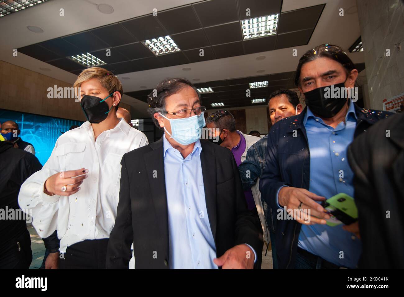 Veronica Alcocer (L) marche avec son mari et candidat à la présidence Gustavo Petro (C) et le sénateur Gustavo Bolivar après avoir enregistré sa candidature au Registre national de l'état civil (Registaduria Nacional del Estado civil) à Bogota (Colombie) sur 20 janvier 2022. (Photo par Sebastian Barros/NurPhoto) Banque D'Images