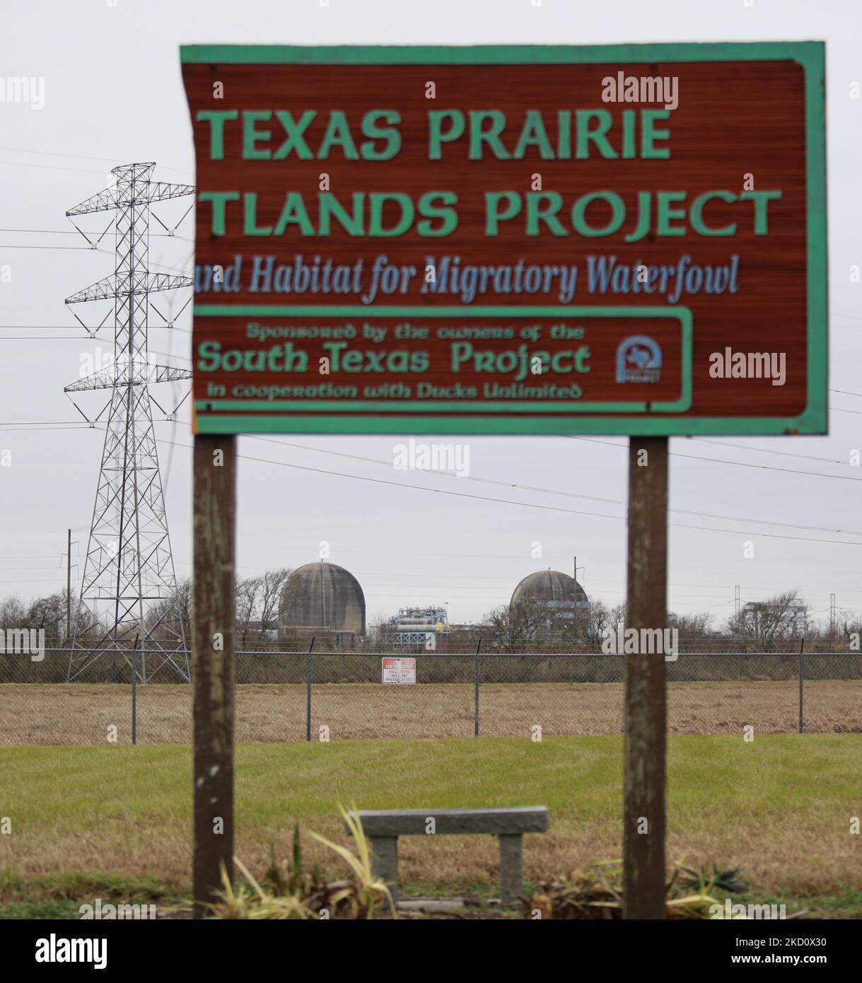 Les réacteurs nucléaires du projet du Texas du Sud sont vus sous un signe d'une réserve faunique locale près de Bay City, Texas, sur 20 janvier 2021. (Photo de Reginald Mathalone/NurPhoto) Banque D'Images