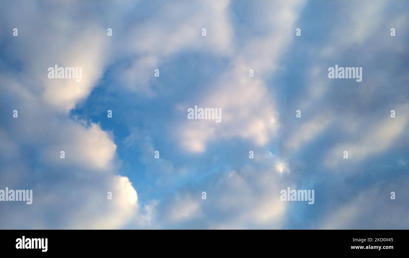 Cumulus nuages sur le ciel. Arrière-plan de la nature. Changement climatique. Banque D'Images