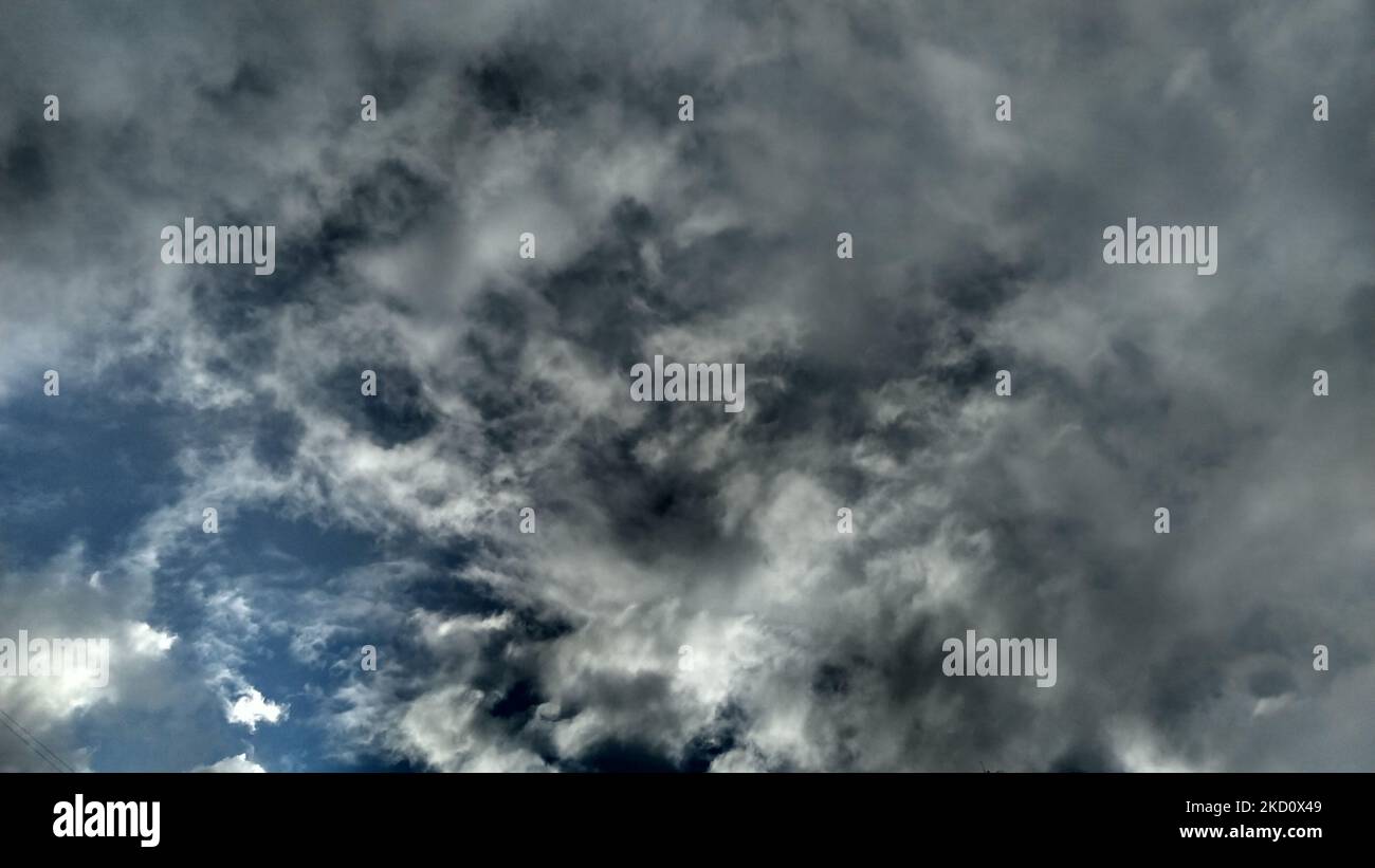 Nuages gris orageux dans le ciel. Changement climatique. Temps pluvieux. Banque D'Images