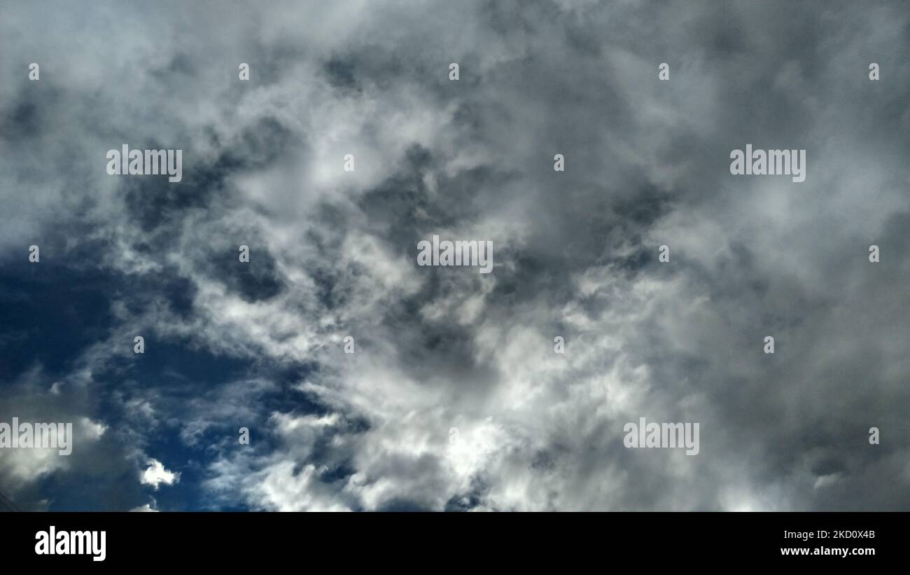 Nuages gris orageux dans le ciel. Changement climatique. Réchauffement de la planète. Banque D'Images
