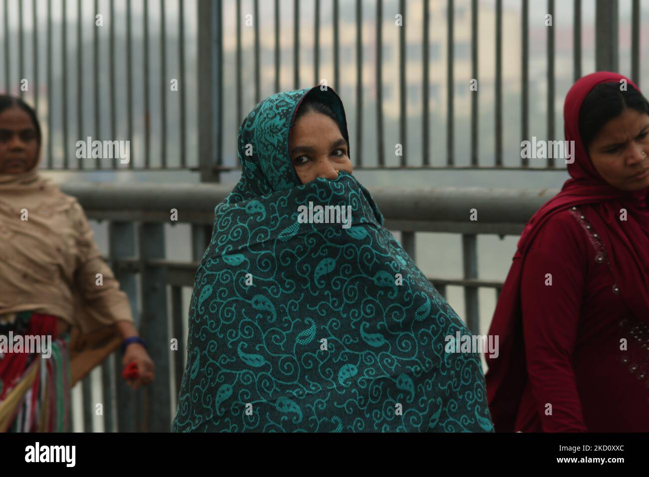 Les communicateurs marchent le long du pont howrah dans une matinée de brume sur le fleuve Ganga dans le cadre d'une urgence du coronavirus sur 21 janvier 2022 à Kolkata, Bengale occidental, Inde. (Photo de Debajyoti Chakraborty/NurPhoto) Banque D'Images