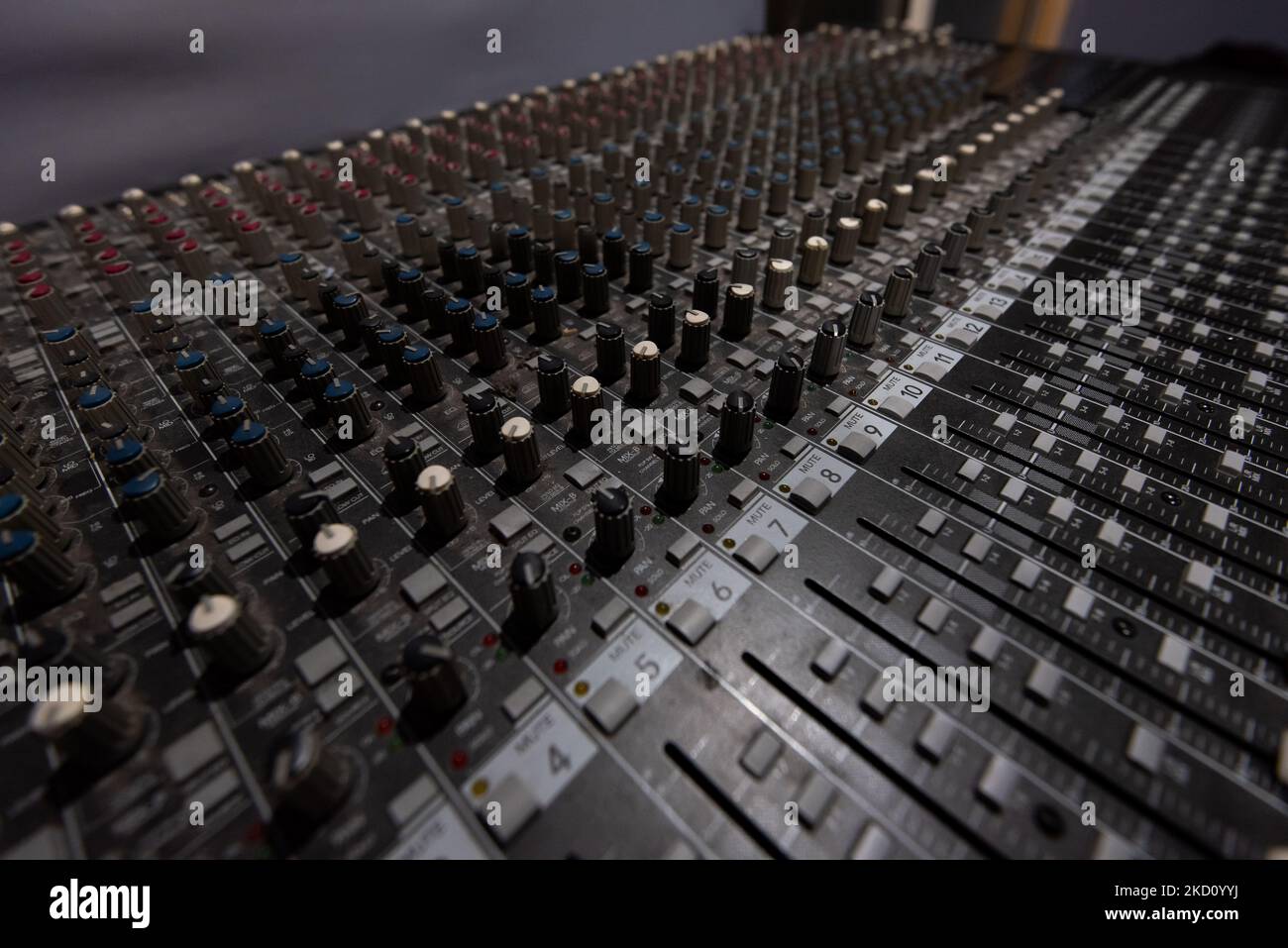 Utilisé les anciens Dials, boutons, commutateurs et curseurs de Music Studio poussiéreux Banque D'Images