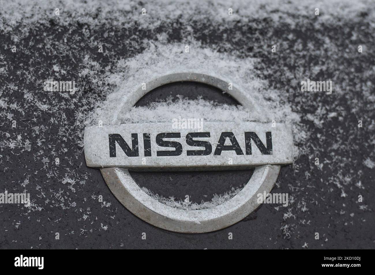 Logo Nissan visible sur une voiture Nissan recouverte de neige. Vendredi, 21 janvier 2022, à Edmonton, en Alberta, Canada. (Photo par Artur Widak/NurPhoto) Banque D'Images