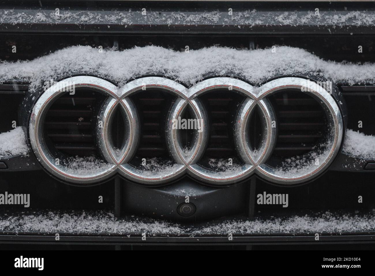 Logo AUDI visible sur une voiture Audi recouverte de neige. Vendredi, 21 janvier 2022, à Edmonton, en Alberta, Canada. (Photo par Artur Widak/NurPhoto) Banque D'Images