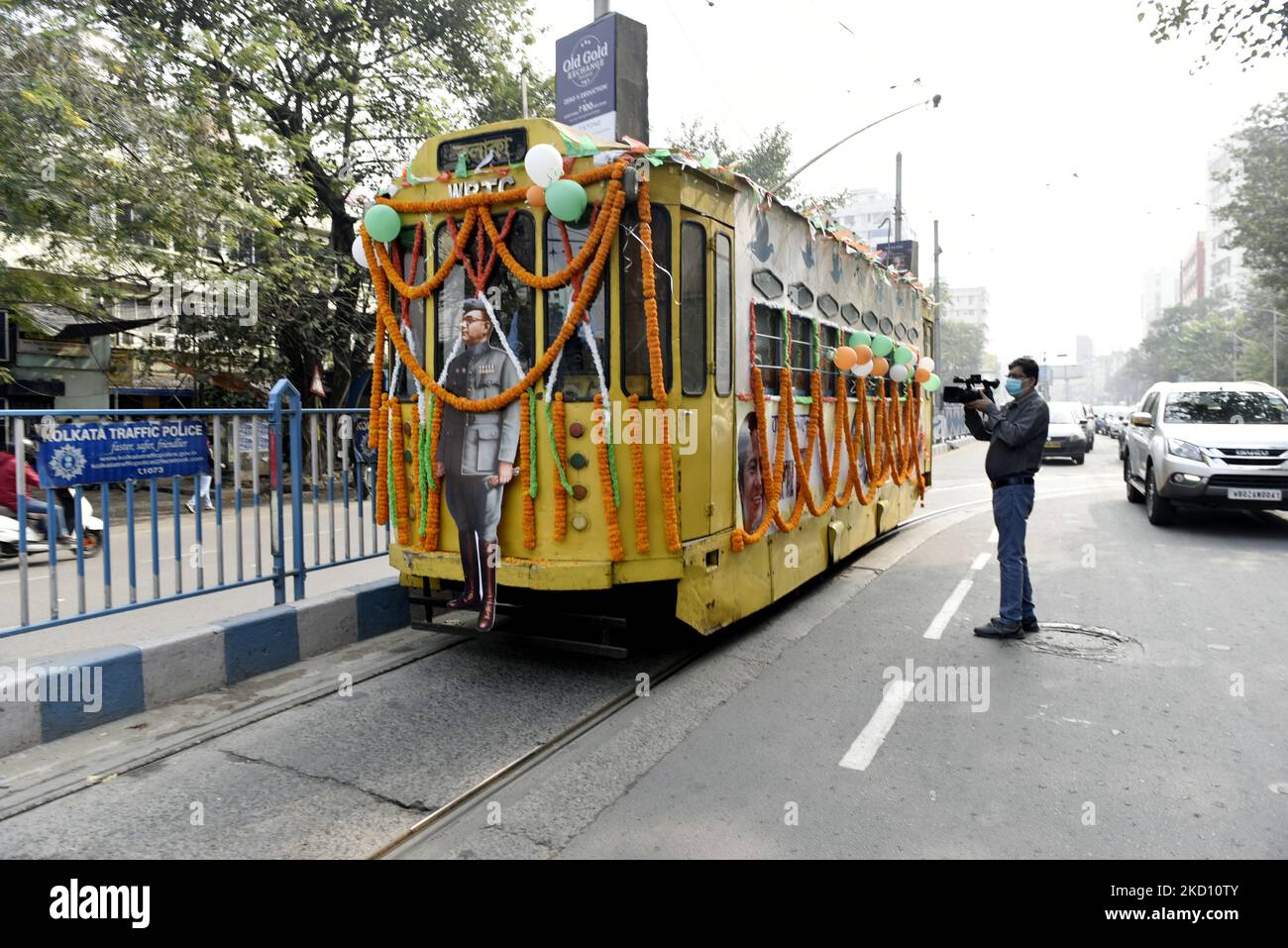 Des décorations sont vues sur un tram à la veille de la naissance de 125th de Netaji Subhas Chandra Bose, Kolkata, Inde, 22 janvier, 2022. (Photo par Indranil Aditya/NurPhoto) Banque D'Images