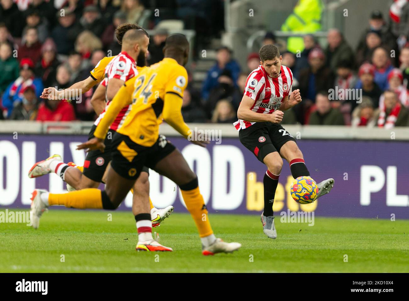 Vitaly Janelt, de Brentford, passe le ballon lors du match de la Premier League entre Brentford et Wolverhampton Wanderers au stade communautaire de Brentford, à Brentford, le samedi 22nd janvier 2022. (Photo de Juan Gasperini/MI News/NurPhoto) Banque D'Images