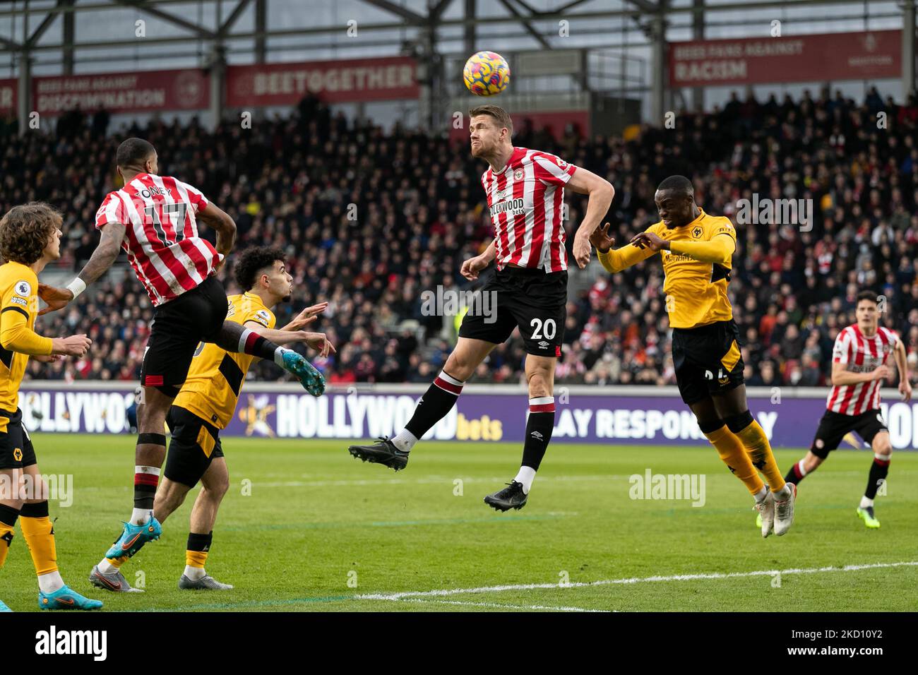 Kristoffer Ajer de Brentford avec une tête lors du match de la Premier League entre Brentford et Wolverhampton Wanderers au stade communautaire de Brentford, Brentford, le samedi 22nd janvier 2022. (Photo de Juan Gasperini/MI News/NurPhoto) Banque D'Images