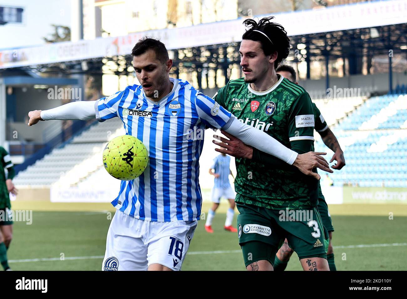 Mattia Finotto (SPAL) et Maxime Leverbe (Pise) se battent pour le ballon lors du match de football italien série B SPAL vs AC Pise sur 22 janvier 2022 au Stadio Paolo Mazza à Ferrara, Italie (photo de Gabriele Masotti/LiveMedia/NurPhoto) Banque D'Images