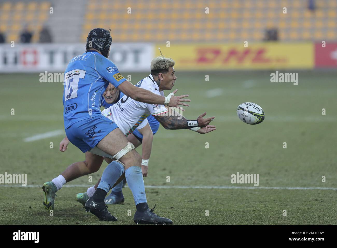 Junior Laloifi (Zebre) tente un déchargement lors de la coupe de rugby défi Zebre Rugby Club vs Worcester Warriors on 22 janvier 2022 au stade Sergio Lanfranchi à Parme, Italie (photo par Massimiliano Carnabuci/LiveMedia/NurPhoto) Banque D'Images