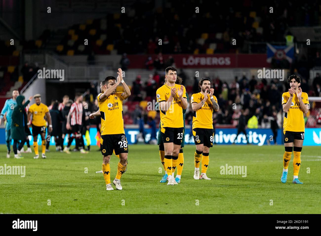 Les joueurs de Wolverhampton Wanderers accueillent leurs fans après le match de la Premier League entre Brentford et Wolverhampton Wanderers au stade communautaire de Brentford, à Brentford, le samedi 22nd janvier 2022. (Photo de Nuruan Gasparini/MI News/Nuruan photo) Banque D'Images