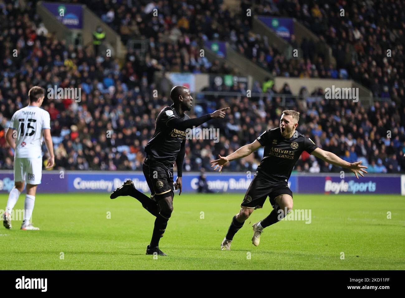 Albert Adomah de Queens Park Rangers fête avec ses coéquipiers après avoir marquant leur deuxième but lors du match du championnat Sky Bet entre Coventry City et Queens Park Rangers à l'arène Coventry Building Society, à Coventry, le samedi 22nd janvier 2022. (Photo de James HolyOak/MI News/NurPhoto) Banque D'Images