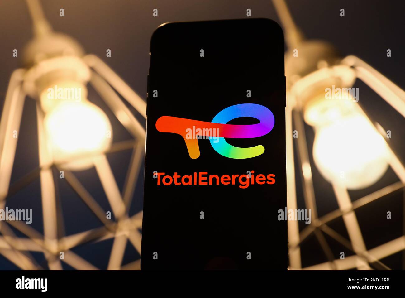 Le logo TotalEnergies affiché sur l'écran d'un téléphone et les