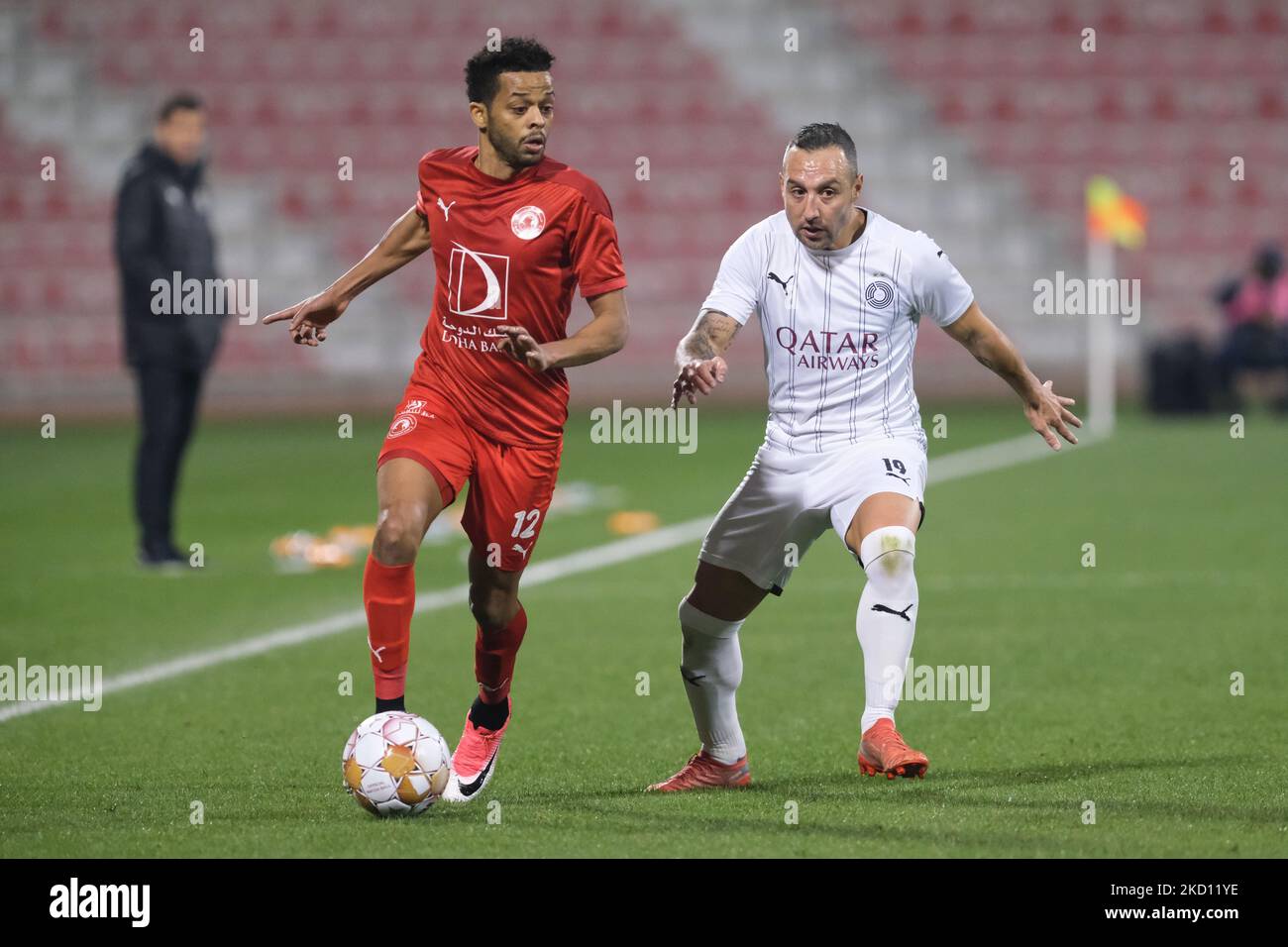 Hamid Ismail (12) d'Al Arabi et Santi Cazorla (19) d'Al Sadd se battent pour le ballon lors de la QNB Stars League entre Al Sadd et Al Arabi au stade Grand Hamad à Doha, Qatar, le 22 janvier 2022. (Photo de Simon Holmes/NurPhoto) Banque D'Images