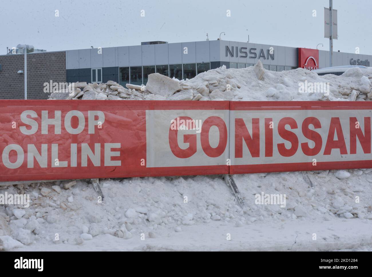 Nissan annonce à l'extérieur d'un concessionnaire Nissan à South Edmonton. Samedi, 22 janvier 2022, à Edmonton, en Alberta, Canada. (Photo par Artur Widak/NurPhoto) Banque D'Images