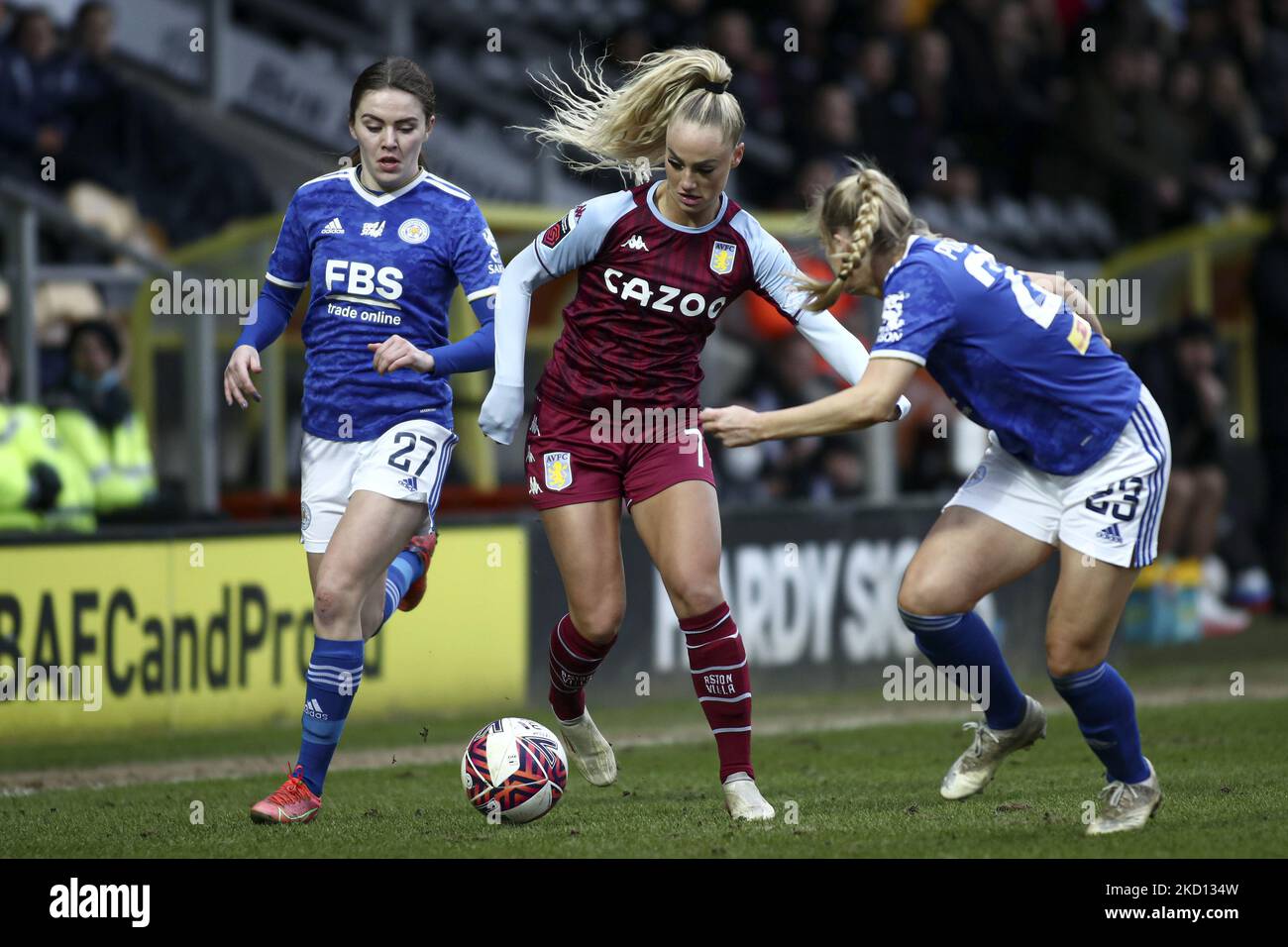 BURTON ON TRENT, ROYAUME-UNI. JAN 23rd Alisha Lehmann (au centre) de Aston Villa photographié avec le ballon sous pression de Shannon O'Brien (à gauche) et Jemma Purfield (à droite) de Leicester City pendant le match Barclays FA Women's Super League entre Leicester City et Aston Villa au stade Pirelli, Burton Upon Trent, dimanche 23rd janvier 2022. (Photo de Kieran Riley/MI News/NurPhoto) Banque D'Images