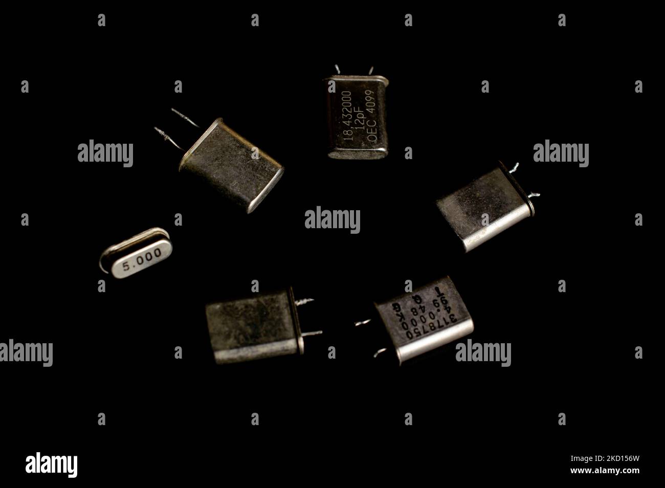 Différents types de résonateurs à quartz. Isolé sur fond noir. Composants électroniques. Banque D'Images