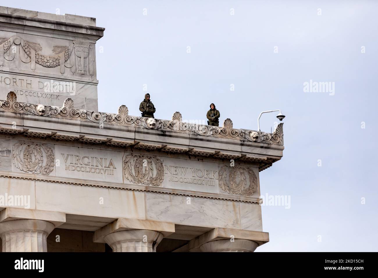 Deux observateurs de la police du parc américain sur le toit du Lincoln Memorial font partie d'une présence policière lourde et visible pendant la défaite du rassemblement des mandats et de la marche à Washington, DC. Les organisateurs et les participants affirment que les vaccins et le port du masque devraient être un choix personnel, sans égard à la santé publique. L'événement a été présenté comme une protestation contre les mandats de vaccination et de masque utilisés pour arrêter la propagation du coronavirus par tous les Américains, mais la foule penche en grande majorité vers la droite. 20 000 personnes sont attendues pour l'événement. (Photo d'Allison Bailey/NurPhoto) Banque D'Images