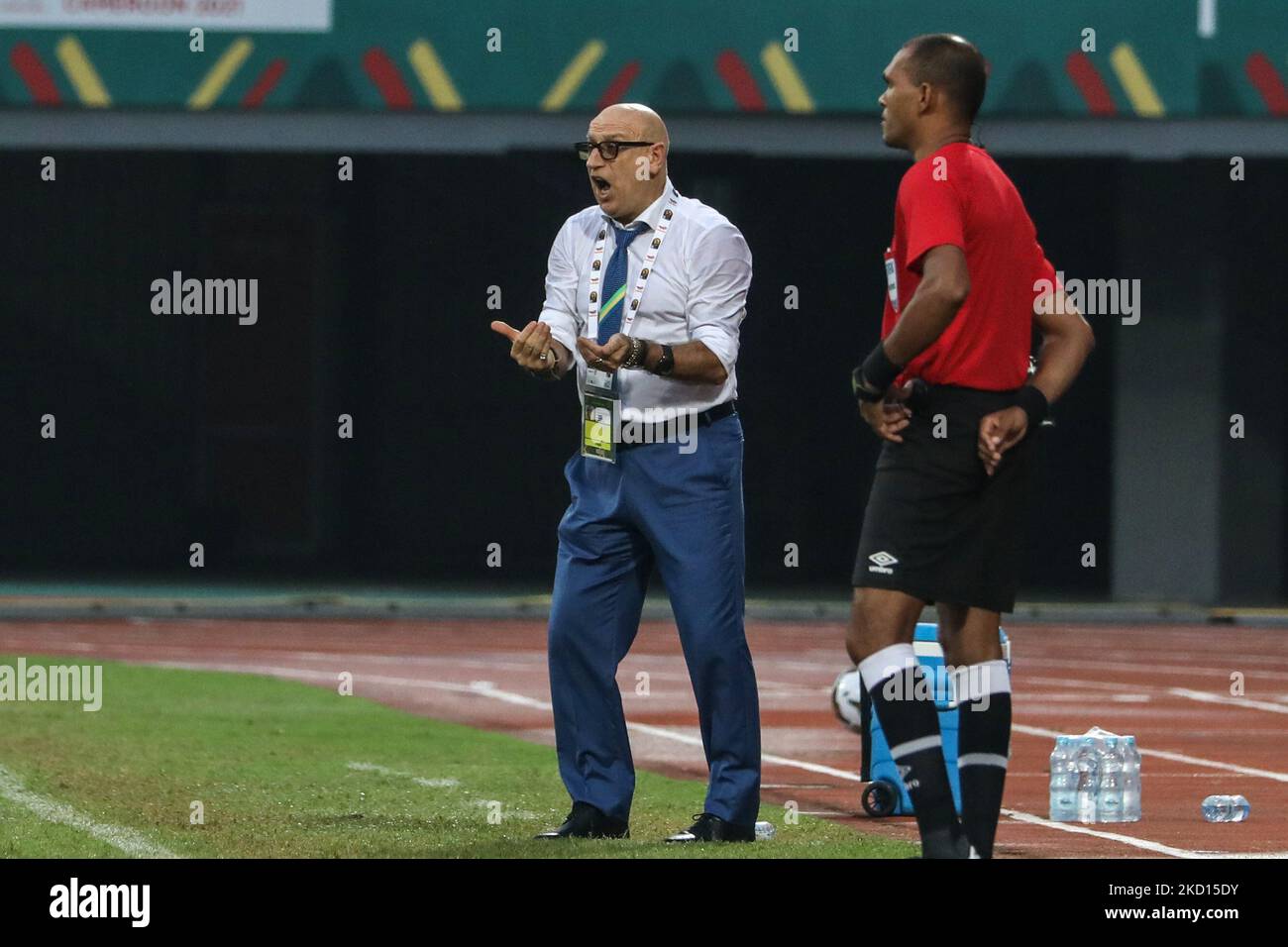 Chef de l'équipe de Patrice Neveu du Gabon lors du Round 16 de la coupe d'Afrique des Nations (CAN) 2021 du match de football entre le Gabon et le Burkina Faso au stade Limbe de Limbe sur 23 janvier 2022. (Photo par Ayman Aref/NurPhoto) Banque D'Images