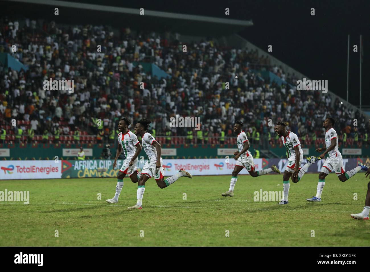 L'équipe du Burkina Faso célèbre après avoir pris des peines lors du match de football de la ronde 16 de la coupe d'Afrique des Nations (CAN) 2021 entre le Gabon et le Burkina Faso au stade Limbe de Limbe, sur 23 janvier 2022. (Photo par Ayman Aref/NurPhoto) Banque D'Images