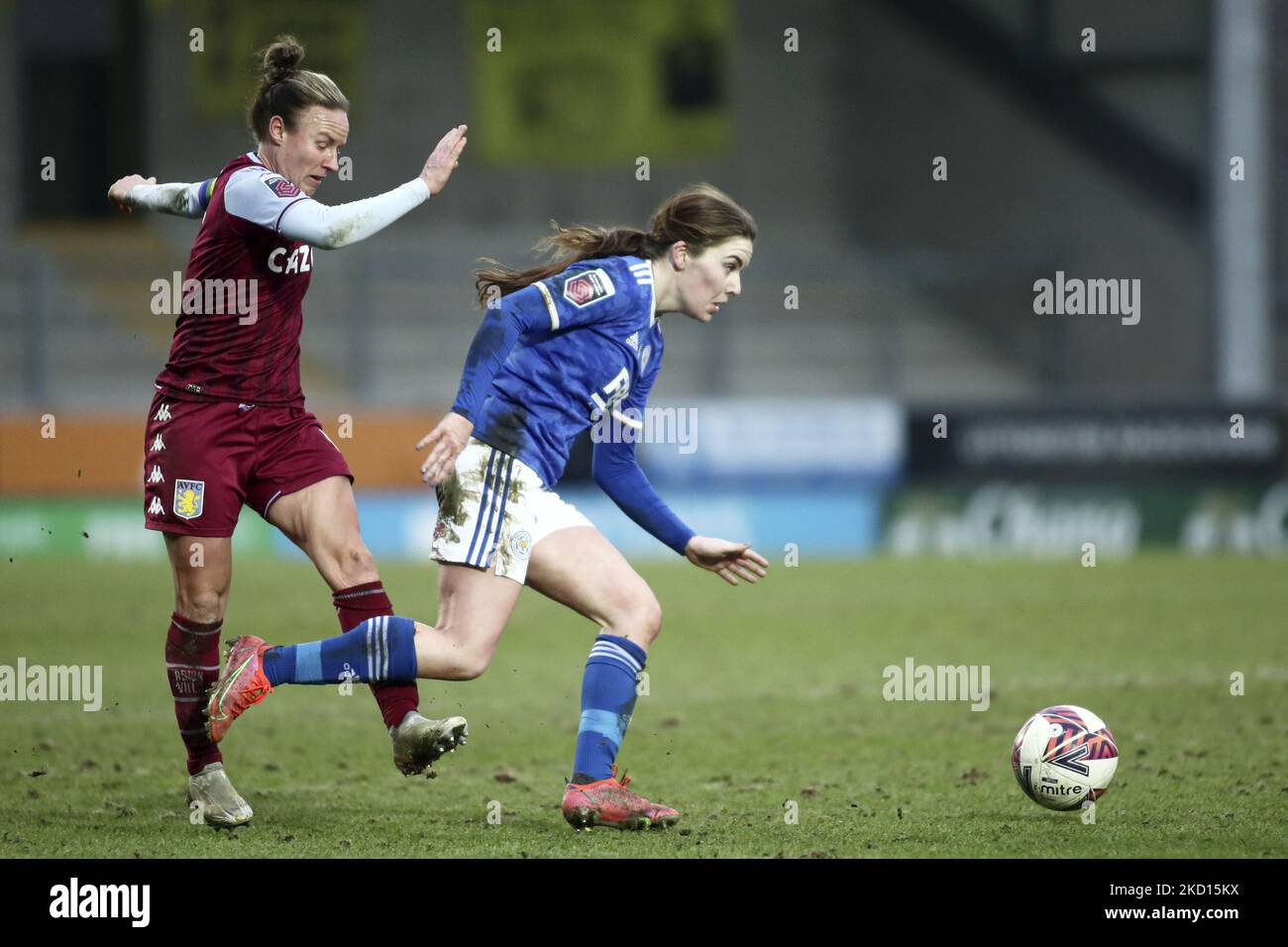 Remi Allen (à gauche) d'Aston Villa tente de se rendre à Shannon O'Brien (à droite) de Leicester City alors qu'elle avance avec le ballon pendant le match Barclays FA Women's Super League entre Leicester City et Aston Villa au stade Pirelli, Burton Upon Trent, le dimanche 23rd janvier 2022. (Photo de Kieran Riley/MI News/NurPhoto) Banque D'Images