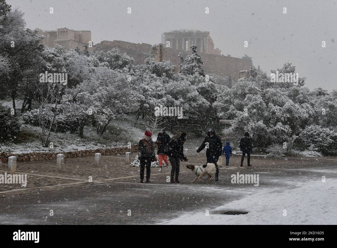 Les gens marchent près de l'Acropole à Athènes pendant les fortes chutes de neige, la Grèce sur 24 janvier 2022. (Photo de Nicolas Koutsokostas/NurPhoto) Banque D'Images