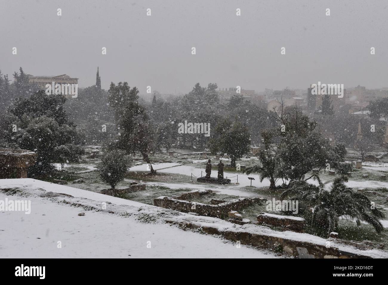 De fortes chutes de neige se trouvent sur le temple d'Hephaestus à Athènes, en Grèce, sur 24 janvier 2022. (Photo de Nicolas Koutsokostas/NurPhoto) Banque D'Images