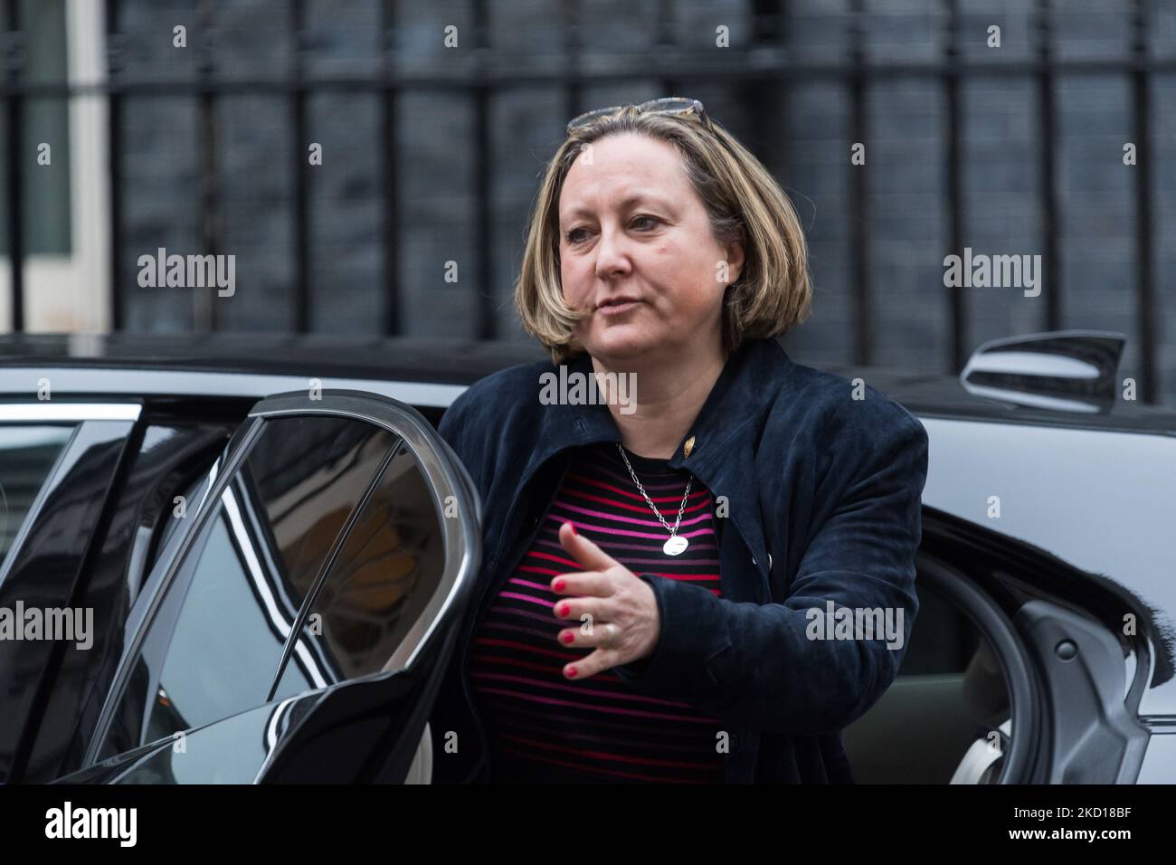 LONDRES, ROYAUME-UNI - le 25 JANVIER 2022 : la secrétaire d'État au Commerce international et présidente de la Chambre de commerce Anne-Marie Trevelyan arrive à Downing Street, dans le centre de Londres, pour assister à la réunion du Cabinet sur 25 janvier 2022, à Londres, en Angleterre. Sue Gray, fonctionnaire de haut rang, mène actuellement une enquête sur plusieurs parties présumées de violation des règles de confinement à Downing Street, au moment où des restrictions strictes de Covid-19 étaient en place. (Photo de Wiktor Szymanowicz/NurPhoto) Banque D'Images