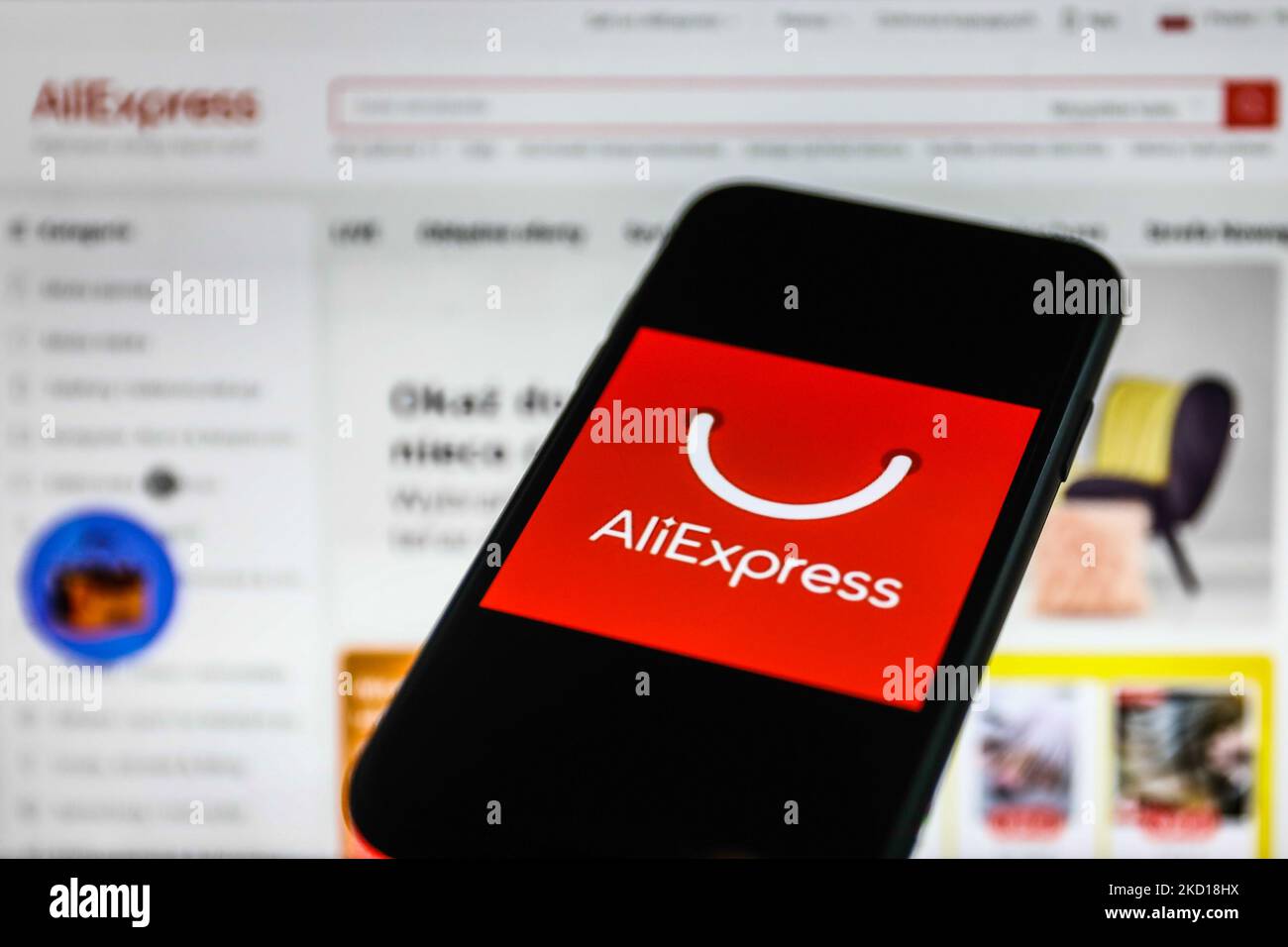 Le logo AliExpress affiché sur l'écran d'un téléphone et le site Web d'AliExpress affiché sur l'écran d'un ordinateur portable sont illustrés sur cette photo prise à Cracovie, en Pologne, sur 25 janvier 2022. (Photo de Jakub Porzycki/NurPhoto) Banque D'Images