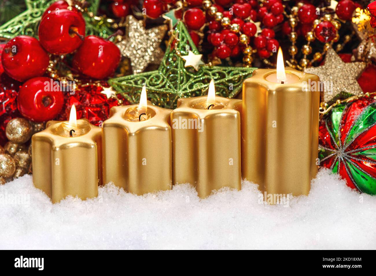 Quatre bougies allumées rouge ornements Noël décoration de l'Avent Banque D'Images