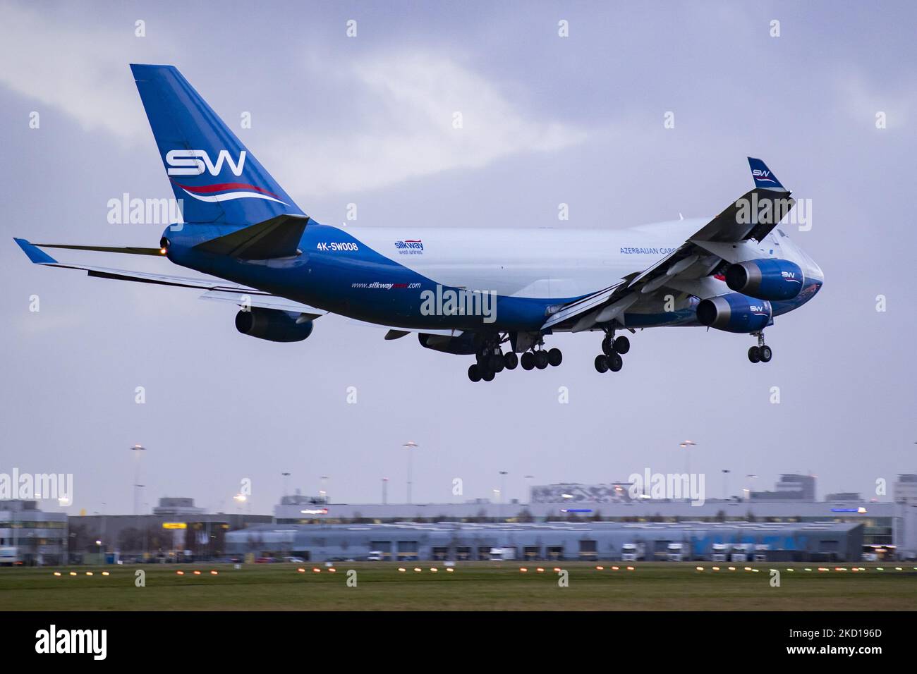 Silk Way West Airlines Jumbo Jet Boeing 747-400F fret édition avion cargo vu voler et atterrir à l'aéroport d'Amsterdam Schiphol AMS ECAM pendant une soirée sombre et nuageux. L'avion Boeing 747 a l'immatriculation 4K-SW008. Silk Way West Airlines est une compagnie aérienne de fret azerbaïdjanaise dont le siège social et la base d'exploitation principale sont situés à l'aéroport international Heydar Aliyev de Bakou, en Azerbaïdjan. Les vols de fret ont augmenté la demande et survoltent davantage à mesure que le trafic de l'industrie de l'aviation de passagers est en train de passer à une période difficile, la pandémie du coronavirus Covid-19 ayant un impact négatif sur l'activité de voyage ind Banque D'Images