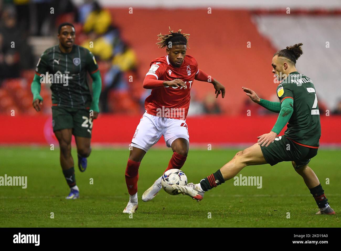 Ateef Konate de Nottingham Forest est en compétition pour le ballon avec Jordan Williams de Barnsley lors du match de championnat Sky Bet entre Nottingham Forest et Barnsley au City Ground, Nottingham, le mardi 25th janvier 2022. (Photo de Jon Hobley/MI News/NurPhoto) Banque D'Images