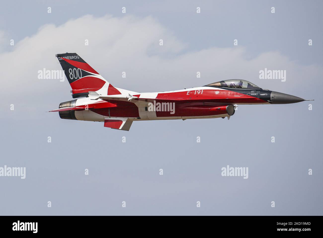 Le légendaire solo rouge F-16, avec le drapeau du Danemark, un Faucon de combat General Dynamics F-16AM vu lors d'un spectacle de vol de la Royal Danish Air Force. Le chasseur de combat F16 a opéré une démonstration de vol avec des manœuvres dans le ciel bleu grec lorsqu'il a participé au salon aérien de l'AFW de la semaine de vol d'Athènes 2021 à l'aéroport LGTG de la base aérienne militaire de Tanagra. Le Danemark est un membre fondateur de l'OTAN de l'Organisation du Traité de l'Atlantique Nord et la force aérienne participe à des opérations. Athènes, Grèce sur 5 septembre 2021 (photo de Nicolas Economou/NurPhoto) Banque D'Images