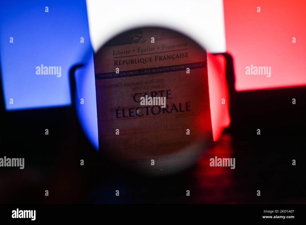 Illustration d'une carte d'inscription des électeurs français, trois mois avant l'élection présidentielle, à Clermont-Ferrand, en France, sur 24 janvier 2022. (Photo d'Adrien Fillon/NurPhoto) Banque D'Images