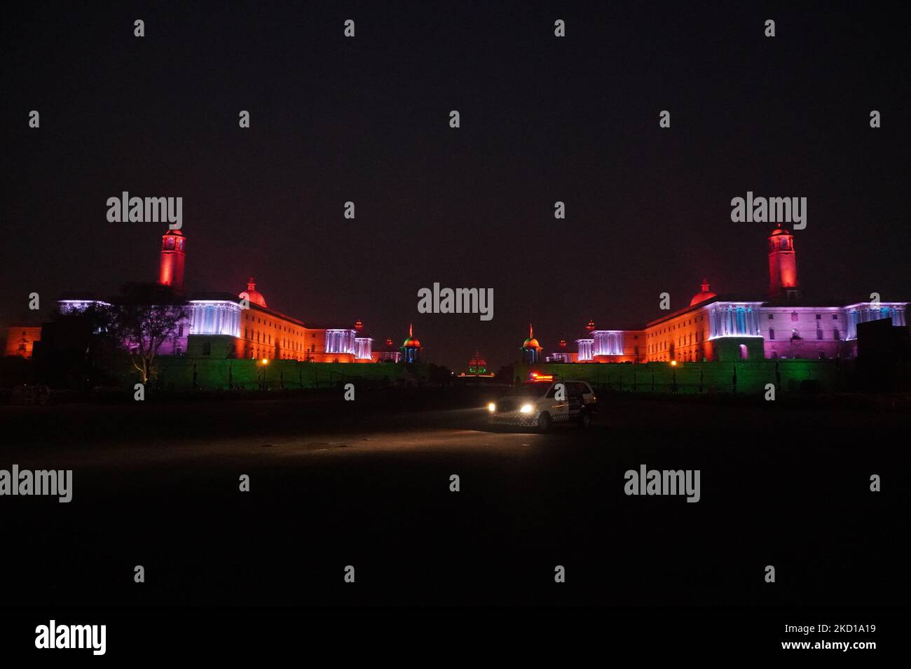 Illuminé Rashtrapati Bhavan- le Palais présidentiel et les blocs Nord et Sud, le siège du gouvernement, le jour des célébrations de la Journée de la République 73rd à Rasina collines à New Delhi, Inde sur 26 janvier 2022. Les célébrations de cette année sont importantes - c'est le 75th anniversaire de l'indépendance de l'Inde, qui a été observée comme 'Azadi ka Amrit Mahotsi' dans tout le pays. (Photo de Mayank Makhija/NurPhoto) Banque D'Images