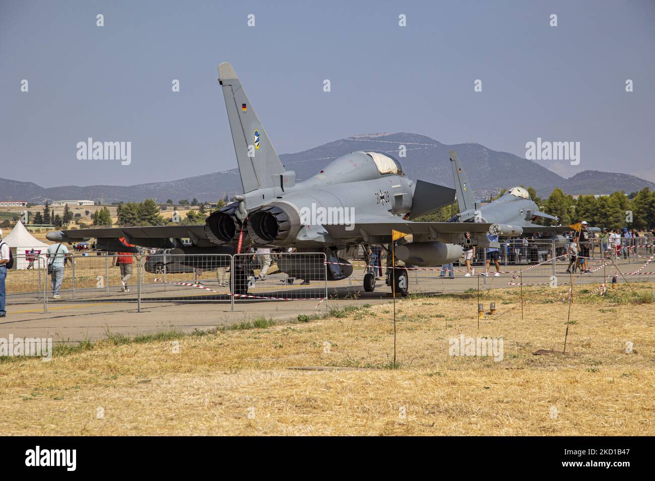 Avion de combat militaire Typhoon EF2000 de la Luftwaffe Eurofighter de la Force aérienne allemande vu sur un écran statique avec des personnes autour pendant la semaine de vol d'Athènes 2021 à l'aéroport de la base aérienne de Tanagra. Le chasseur a l'enregistrement 30+28, l'un des 141 que l'Allemagne possède avec 38 tranche 4 dans l'ordre. Eurofighter Typhoon est une aile delta de canard à deux moteurs, un avion de combat multirôle fabriqué par Airbus, BAE Systems et Leonardo. Les pays de l'OTAN le Royaume-Uni, l'Allemagne, l'Italie et l'Espagne en sont les principaux utilisateurs. Athènes, Grèce sur 5 septembre 2021 (photo de Nicolas Economou/NurPhoto) Banque D'Images